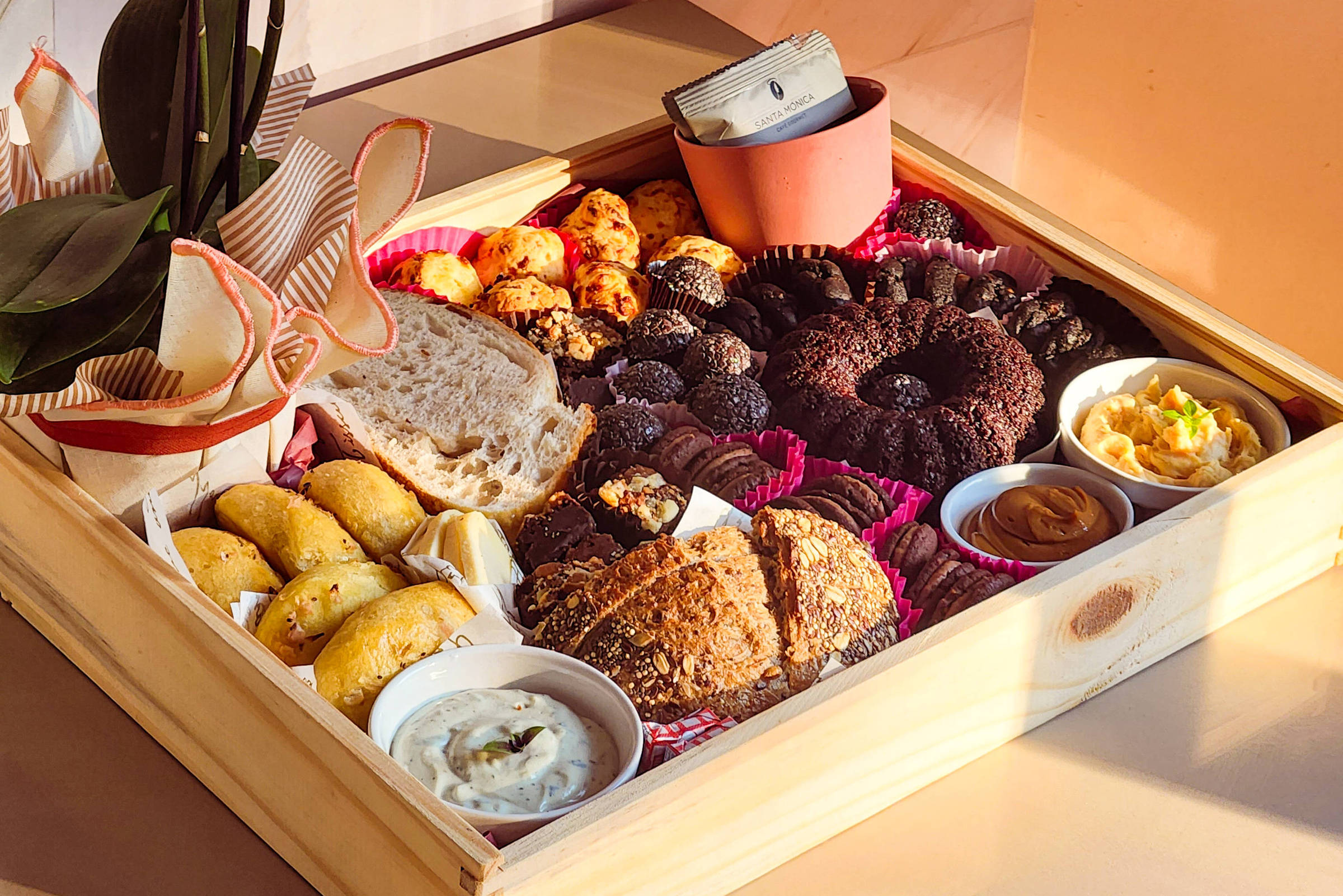 Cesta de café da manhã com frutas, pães e bebidas